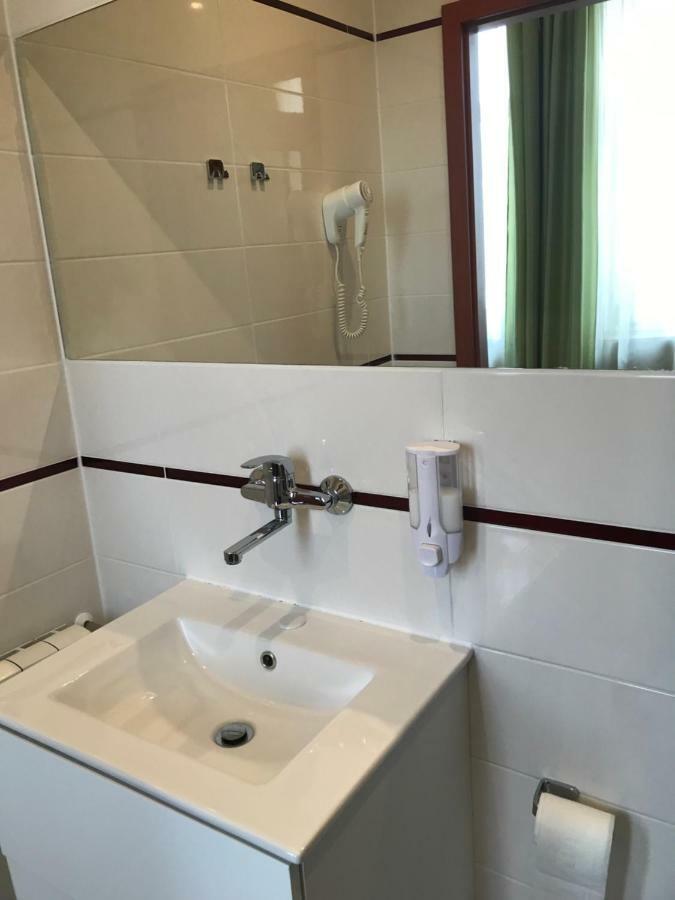 Alabastro Bed & Breakfast โทมาสชูฟ มาโซเวียซกี ภายนอก รูปภาพ